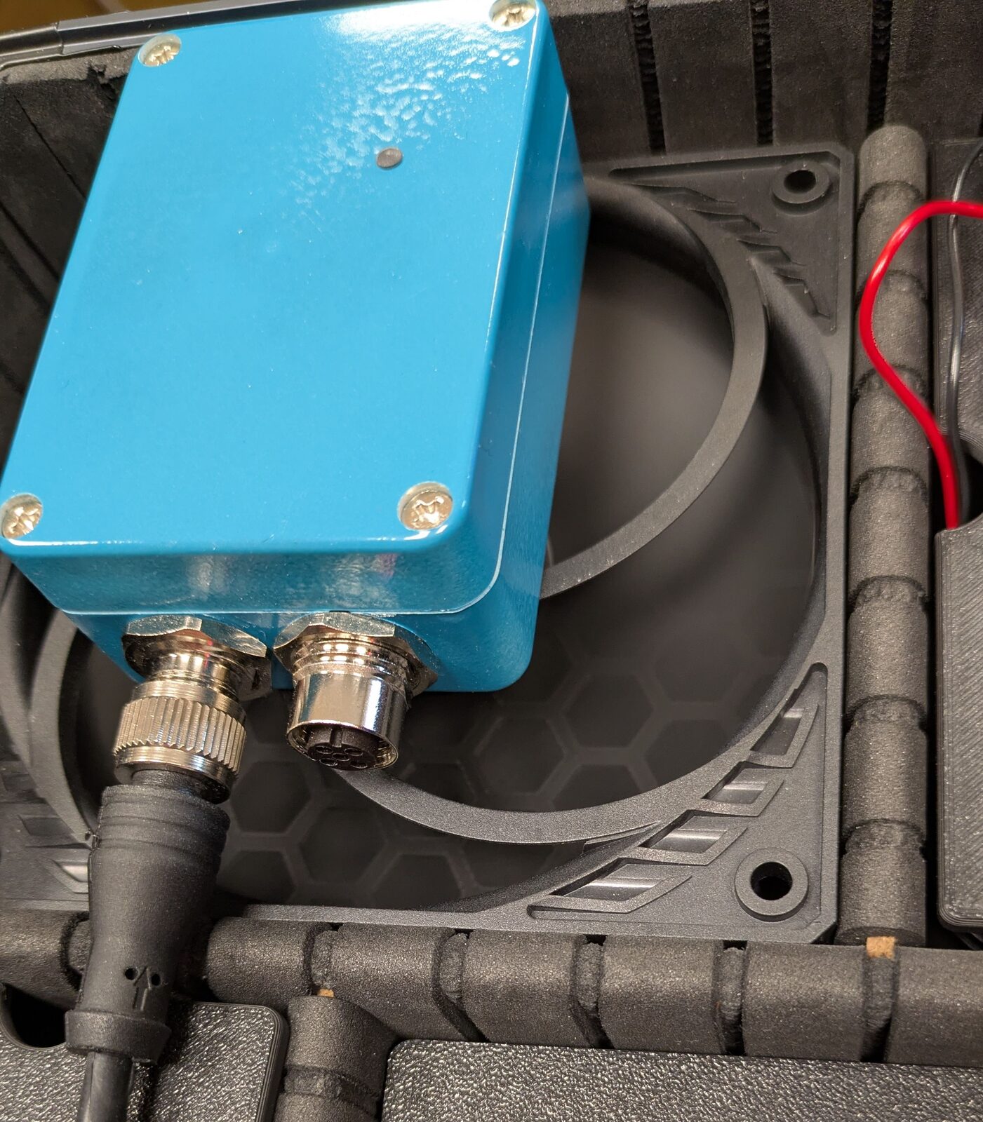 Cesu Turni vibration sensor with its industrial M12 connection